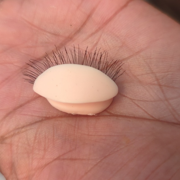 Lash Training Mannequin Head with detachable eyelids. - Picture 2 of 4